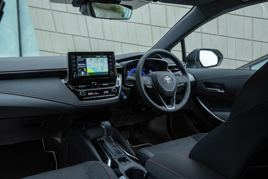 Торпедо Toyota Corolla Hybrid 2019 года  (UK) (фото 10 из 40)